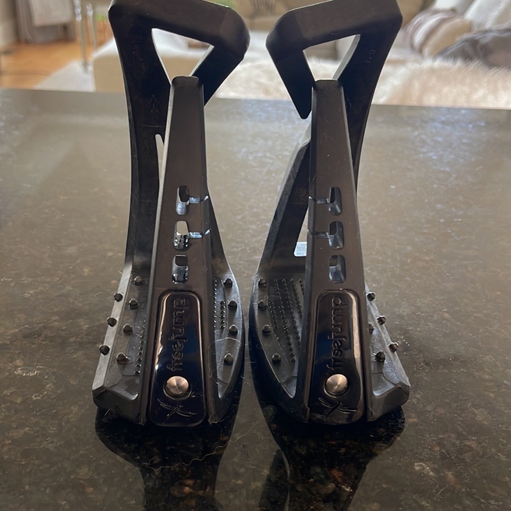 Freejump stirrups